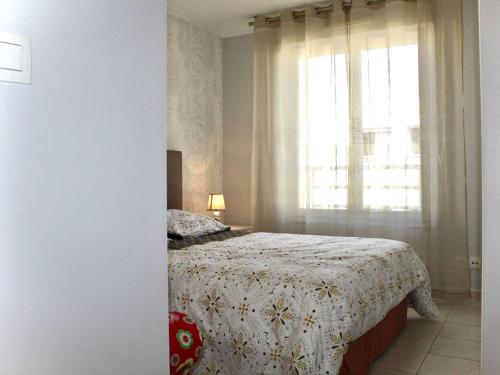 une chambre avec un lit et une fenêtre dans l'établissement Appartement 2 pièces avec parking et climatisation près de la plage - FR-1-252A-117, à Villeneuve-Loubet