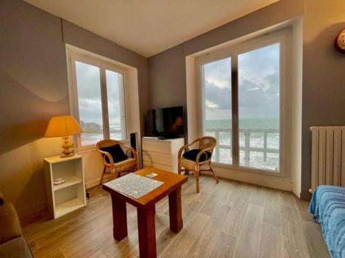 un salon avec vue sur l'océan dans l'établissement Quiberon - Appartement 4 pièces 100m² - Front de mer, balcon, parking, WIFI - FR-1-478-274, à Quiberon