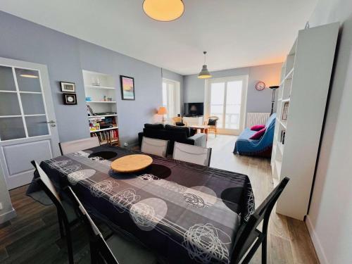 un salon avec une table et une salle à manger dans l'établissement Quiberon - Appartement 4 pièces 100m² - Front de mer, balcon, parking, WIFI - FR-1-478-274, à Quiberon