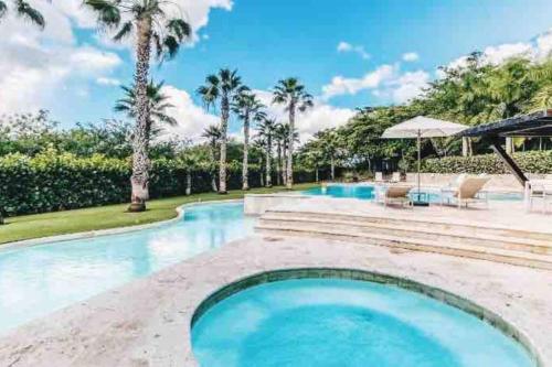 uma piscina com uma piscina de estilo resort em Modern Condo in Casa de Campo em La Romana
