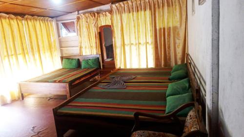 En eller flere senge i et værelse på Riverston Hub
