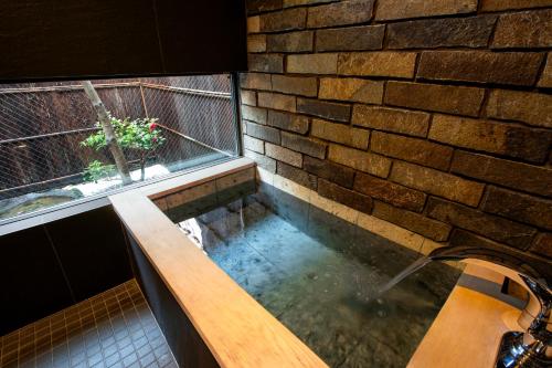 y baño con ventana y bañera. en Rinn Shijo Machiya en Kyoto