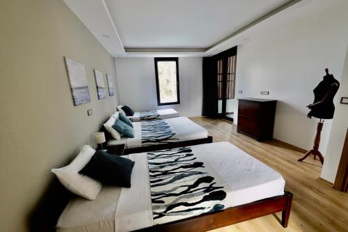 Katil atau katil-katil dalam bilik di Modern Antalya Villa with Private Pool & Garden -10 Guests
