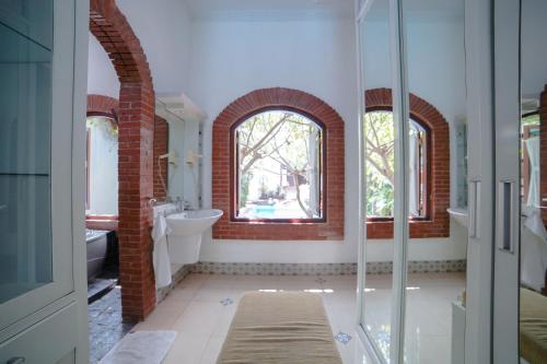 a bathroom with a glass shower and a sink at Ubu Villa Balirejo at Yogyakarta City Center in Demangan