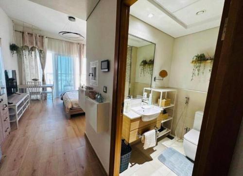 een badkamer met een wastafel en een grote spiegel bij Azizi Aura 1013 in Dubai