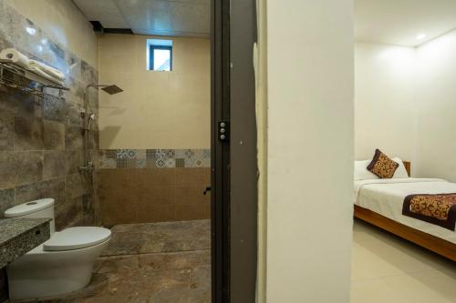 uma casa de banho com um WC e um chuveiro em Rice River Villa - Hoi An em Hoi An