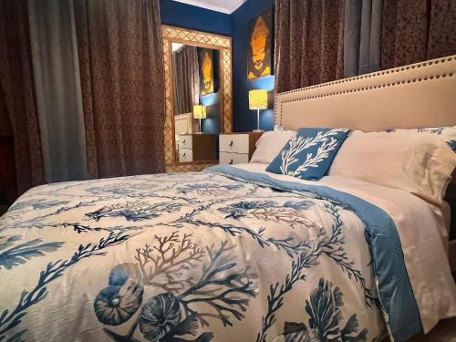 una camera con un letto con una coperta blu e bianca di 54 Street East near to F&F Tower a Città di Panama