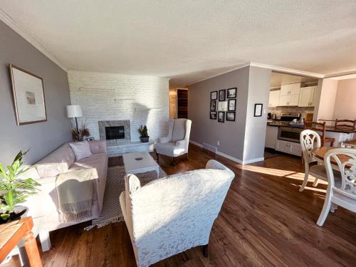 ein Wohnzimmer mit einem Sofa und einem Tisch in der Unterkunft Peaceful 4BDRM Home 5mins to Clifton Hill in Niagara Falls