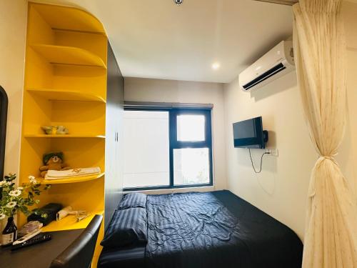 Cette petite chambre comprend un lit et une fenêtre. dans l'établissement Vinhomes Grand Park Studio Apartment Ho Chi Minh City, à Long Bình