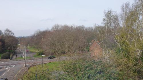 una vista de una carretera con coches en la carretera en Legends Court, Wolverhampton, en Wolverhampton