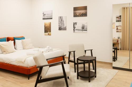 Una sala de estar con una cama, una mesa y sillas. en Sorelle Costa apartments, en Caserta