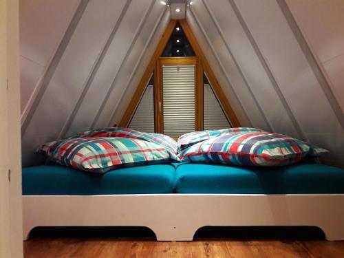 Кровать или кровати в номере Romantisches Nurdachhaus im Grünen