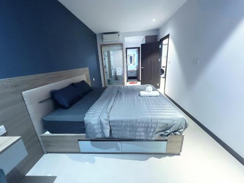 1 dormitorio con 1 cama grande con sábanas azules en CSJ Dy House en Vung Tau