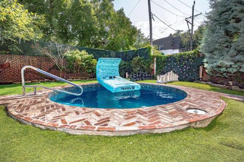 una silla azul sentada en una piscina en un patio en *RARE* Heated Pool *FREE* Parking w/ City Views en Filadelfia