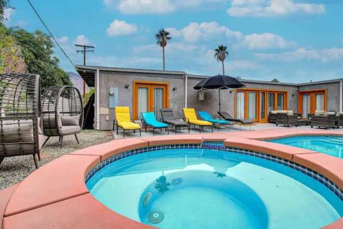 パーム・スプリングスにあるWelcome To Palm Springs Heatable Pool Spa FirePit Uniqueのスイミングプール(椅子付)と家