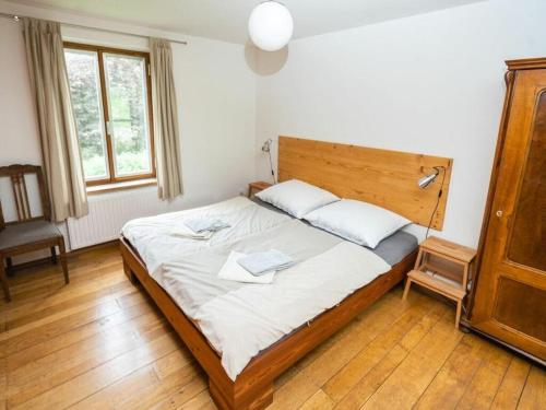 1 dormitorio con 1 cama con 2 toallas en Gut Hornegg am Spiegelsee - Good Luise en Preding