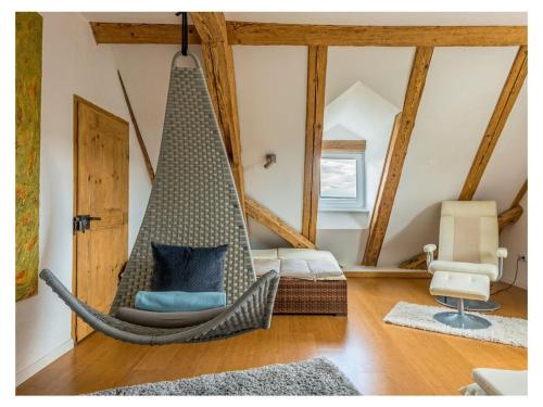een hangmat in een woonkamer met een bank bij To the cuckoo Black Forest in Schonach