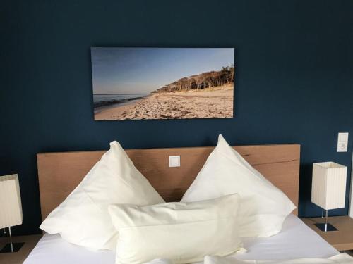 um quarto com uma cama com almofadas brancas e uma praia em Deck 3 Modern retreat em Häven