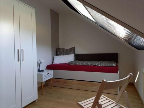 una camera con un letto e un lucernario di Holiday apartment Mossauer Höhe a Mossautal