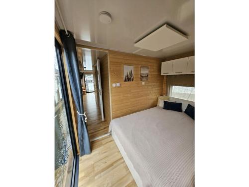 een kleine slaapkamer met een bed in een kamer bij Ahoy Masal Modern retreat in Lübeck