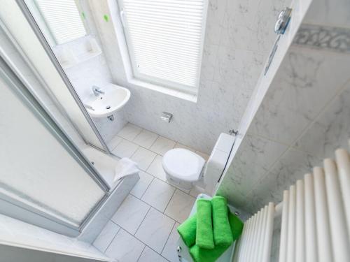 een badkamer met een toilet en een wastafel bij Sea View 3 - Villa Bella Vista in Sassnitz