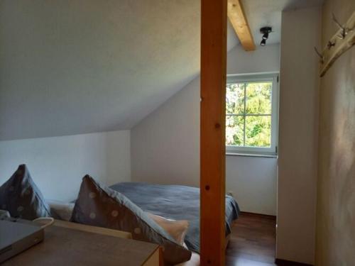 - une chambre avec un lit et une fenêtre dans l'établissement Nice apartment in Mossautal, à Mossautal