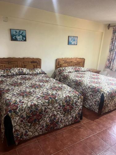 2 camas en una habitación de hotel con 2 camas sidx sidx sidx en Hotel La Loma, en Huasca de Ocampo