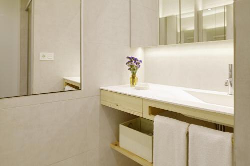 łazienka z umywalką i lustrem w obiekcie Santa Maria by FeelFree Rentals w mieście San Sebastián