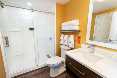 y baño con ducha, aseo y lavamanos. en TownePlace Suites Irvine Lake Forest, en Lake Forest