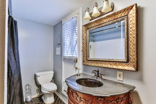 La salle de bains est pourvue d'un lavabo, de toilettes et d'un miroir. dans l'établissement *Rare* Entire Queen Village House w/ Pool Table, à Philadelphie