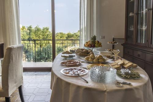 stół z jedzeniem w pokoju z oknem w obiekcie Villa Imperamare w mieście Santa Maria di Castellabate