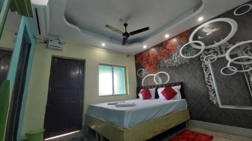 ein Schlafzimmer mit einem Bett mit einer Wand mit weißen Reifen in der Unterkunft Hotel J K Inn Puri Near Sea Beach in Puri