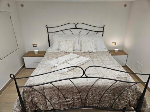 1 dormitorio con 1 cama grande con marco de metal en Casa savoia dream en Nápoles