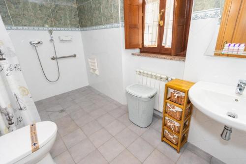 a bathroom with a sink and a toilet and a shower at Appartement in Tapia De Casariego mit gemeinsamem Pool und Grill 