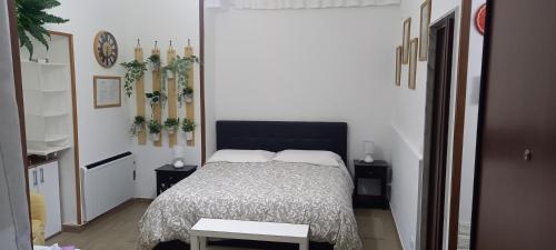 - une chambre avec un lit et 2 oreillers dans l'établissement Awesomehouse centre Bari, à Bari