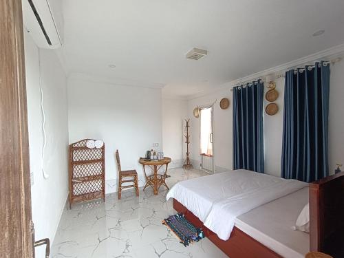El Ling guesthouse في كيب: غرفة نوم بسرير وطاولة