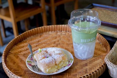 a basket with a plate of food and a drink at Delio Boutique Hotel in Udon Thani