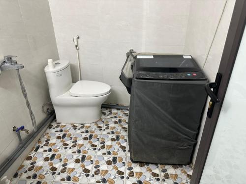 ein Badezimmer mit einem WC und einem Mülleimer in der Unterkunft nhatro19nguyenkhang in Hanoi
