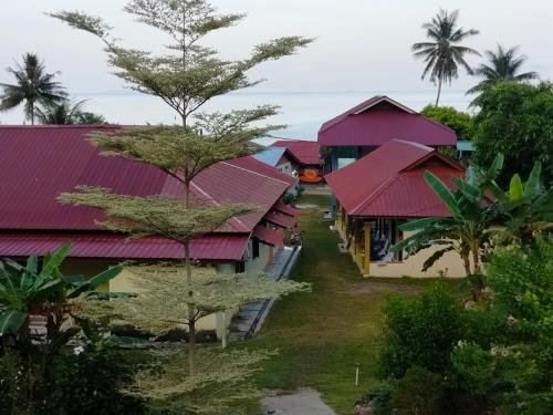una vista aérea de una fila de casas con techos rojos en Restu Chalet Tioman en Tioman Island