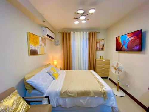 1 dormitorio con 1 cama y 1 silla en Clarity’s Staycation en Basbas