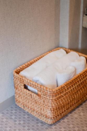 a wicker basket with white towels in a room at Hotel Neiraku in Nara