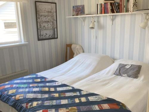Säng eller sängar i ett rum på Holiday home Kristinehamn VII