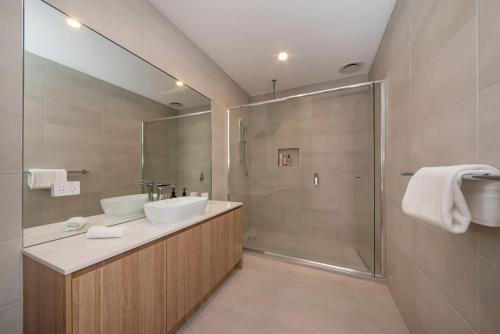uma casa de banho com um lavatório e um chuveiro em Oceans Eleven with Heated Pool em Dromana
