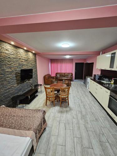 a hotel room with a kitchen and a dining room at Апартамент България със свободна зона за паркиране in Veliko Tŭrnovo