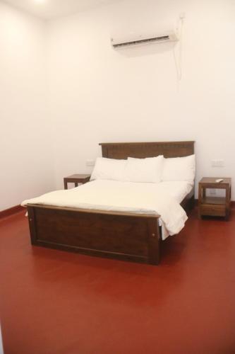 1 dormitorio con 1 cama con sábanas y almohadas blancas en Mountain View Holidays en Colombo