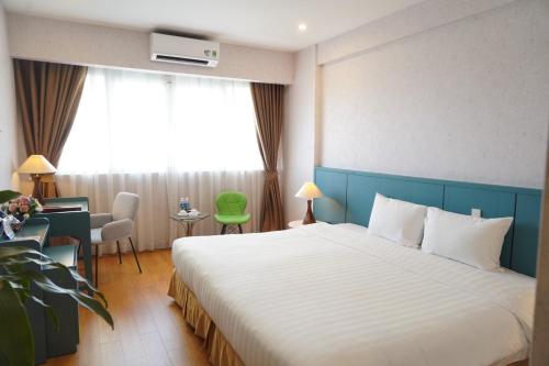 Giường trong phòng chung tại Bao Son International Hotel