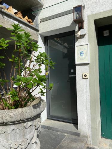 a door to a house with a green door at Sete Fontes - Agarone Holiday Nest in Agarone