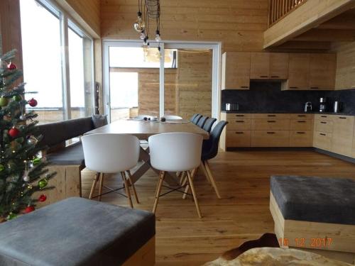 una cocina con mesa y sillas y un árbol de Navidad en Hüttenzauber 3 Modern retreat en Annaberg im Lammertal