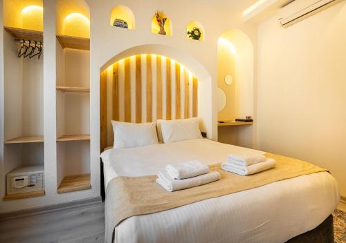 イスタンブールにあるエミール ホテルのベッドルーム1室(ベッド1台、タオル2枚付)