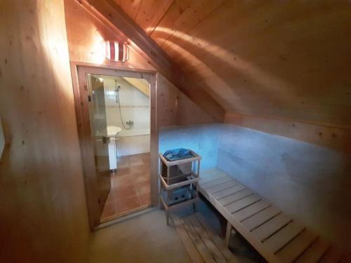 einen Blick über ein kleines Zimmer im Dachgeschoss in der Unterkunft Alpenglöckchen Modern retreat in Stadl an der Mur